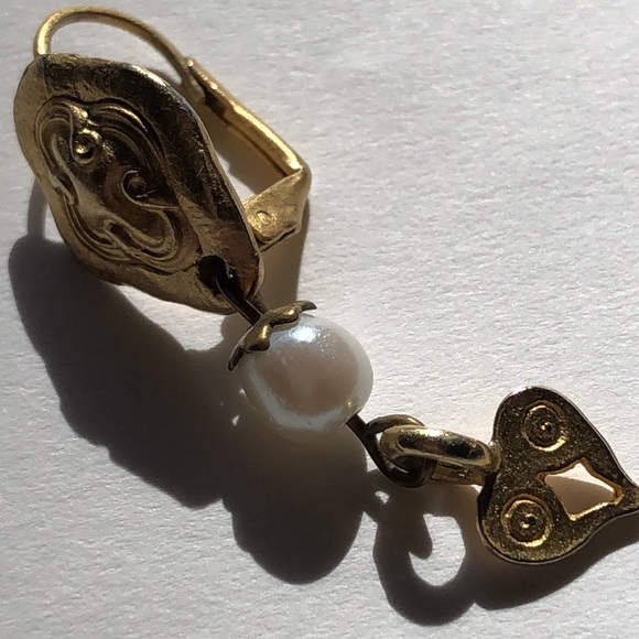 Gold tone embossed earrings with a pearl & heart drop - lever back closure - Picture 6 of 9